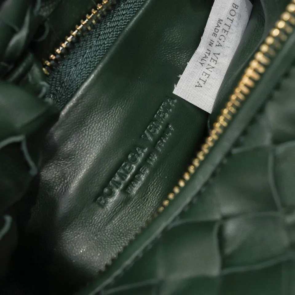 Batch 1120 BV Bottega Veneta's new early spring women's MINI JODIE handbag BV bag 🔥The new method is based on the original rounded corners, knotted with classic woven leather round hobo bag, The most iconic triangular pull-out design, using sheepskin draped soft shape, is super suitable for concave shapes~ Jodie feels really gentle to people, and is definitely the best item for daily matching. It has the same weave, new elements and twists, is compact and versatile, and is the new favorite of street style Internet celebrities! Dimensions: 23x28x8 Model: 6699-1